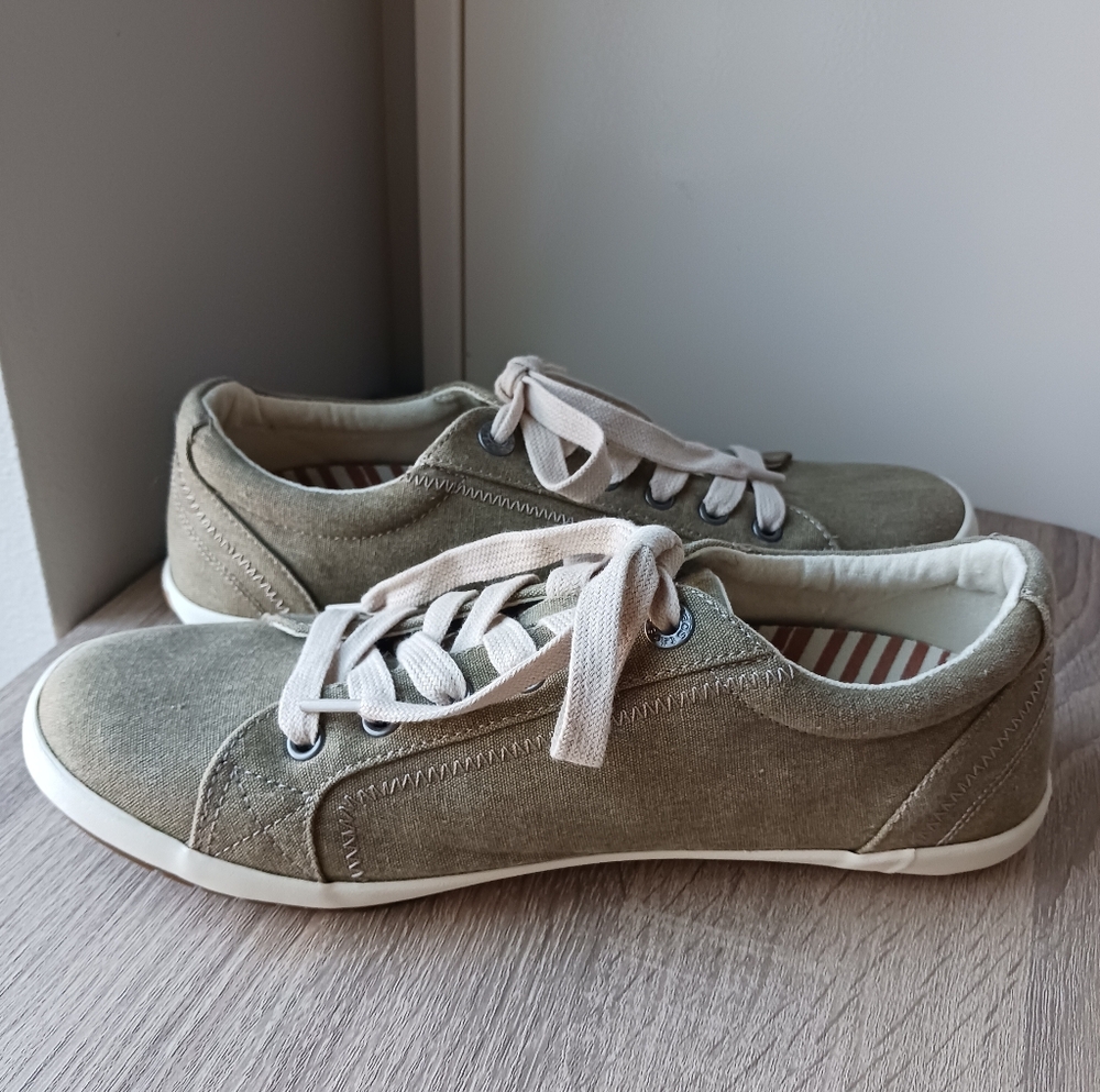๐ท NWOT Taos Star Khaki Canvas Lace-Up Sneakers ๐พ - Picture 8 of 16